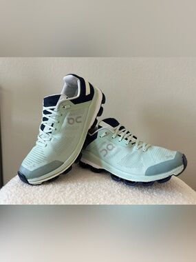 Women’s On Cloudsurfer 6 running shoe in the "Fennel / Ink" size 8.5